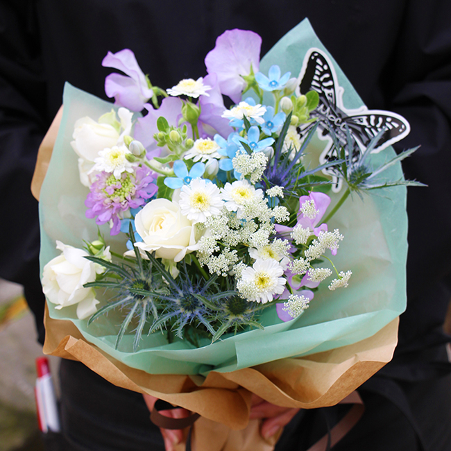 ホワイト＆ブルーの清楚系花束3000円