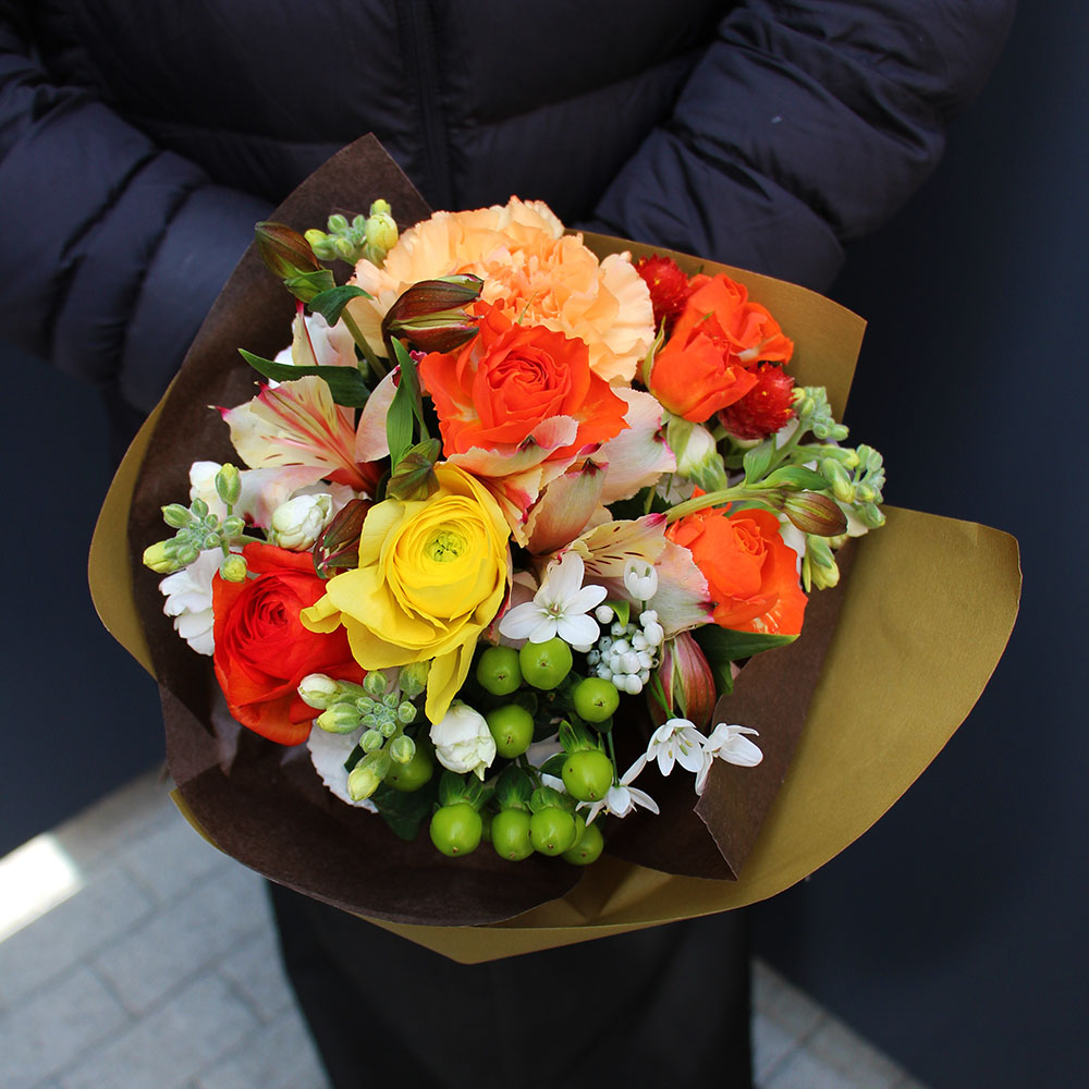 小さなお花を集めた花束3300円(税込)